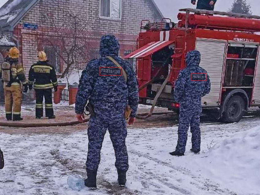 Пожилую женщину героически спасли из горящего дома в Воронеже