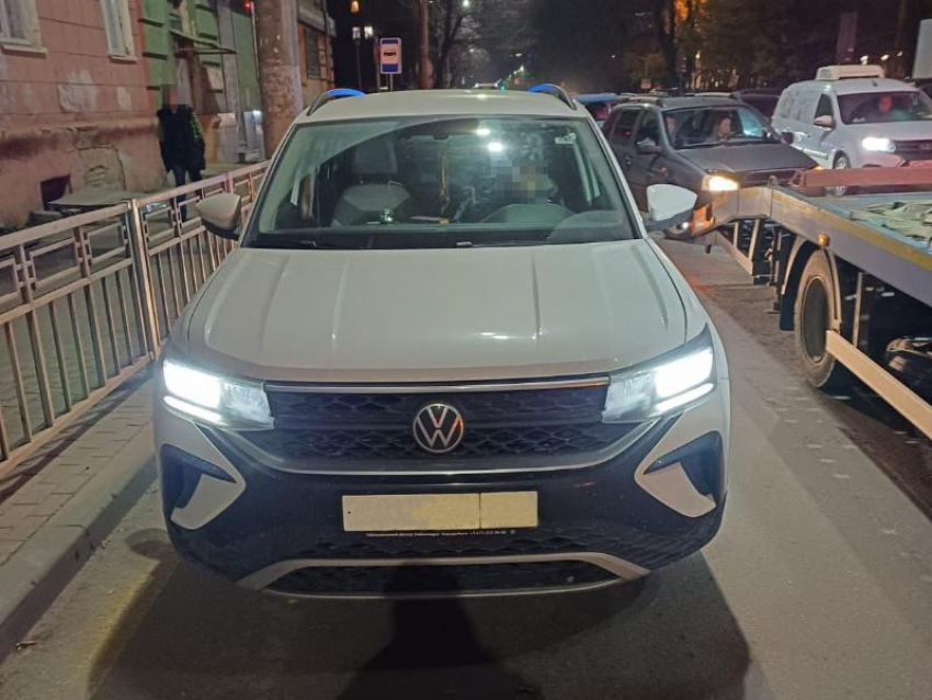 Женщина семь часов просидела в кроссовере, «прячась» от наказания в Воронеже 