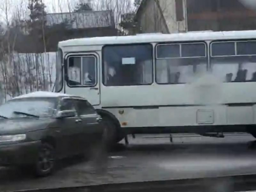 Причину жуткой пробки на окружной сняли на видео в Воронеже