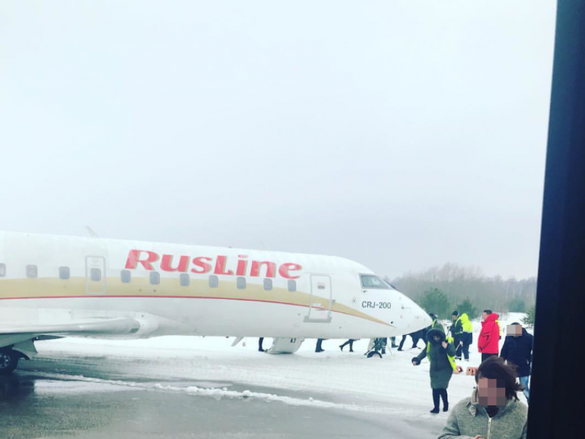 При взлете самолет врезался в сугроб в Воронеже