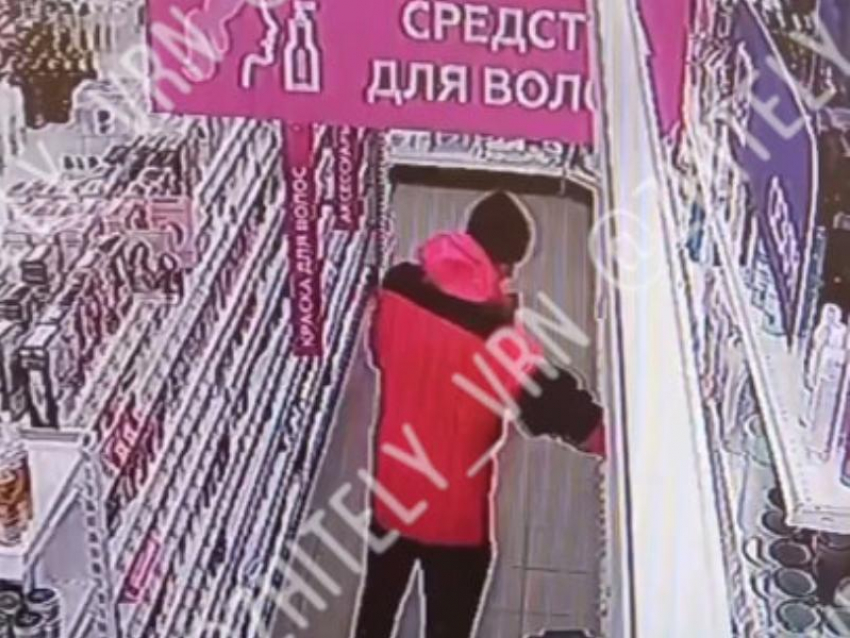 Очень грязный воришка попал на видео в Воронеже