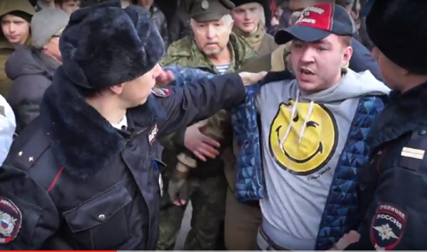 «Полиция! Убивают!» - кричали на митинге в Воронеже, пока чиновники пытались сбить явку 