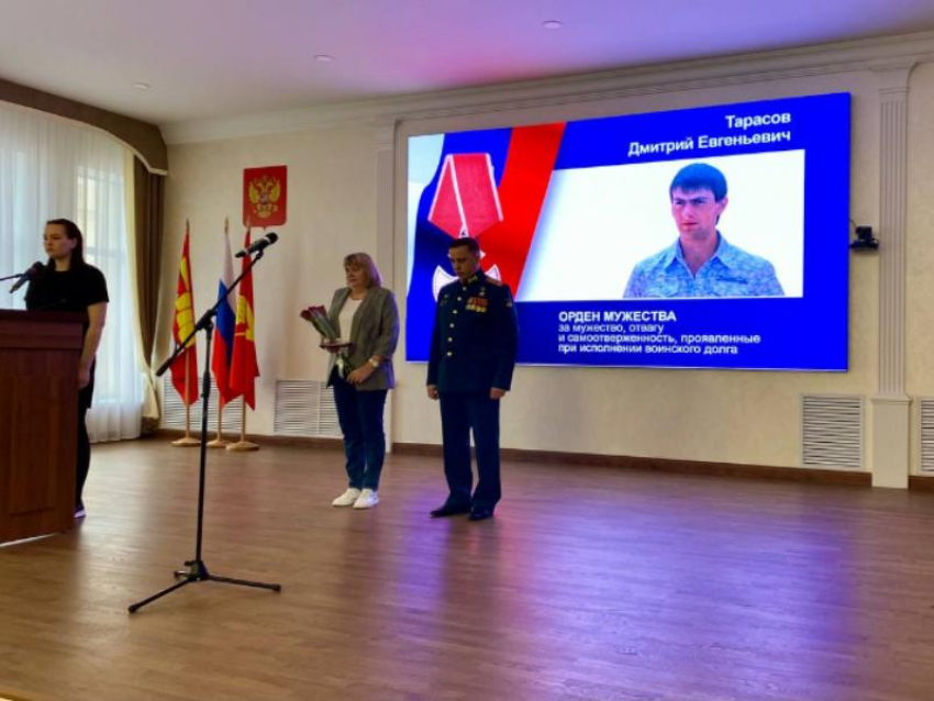 Родителям воронежского бойца вручили посмертный Орден Мужества 