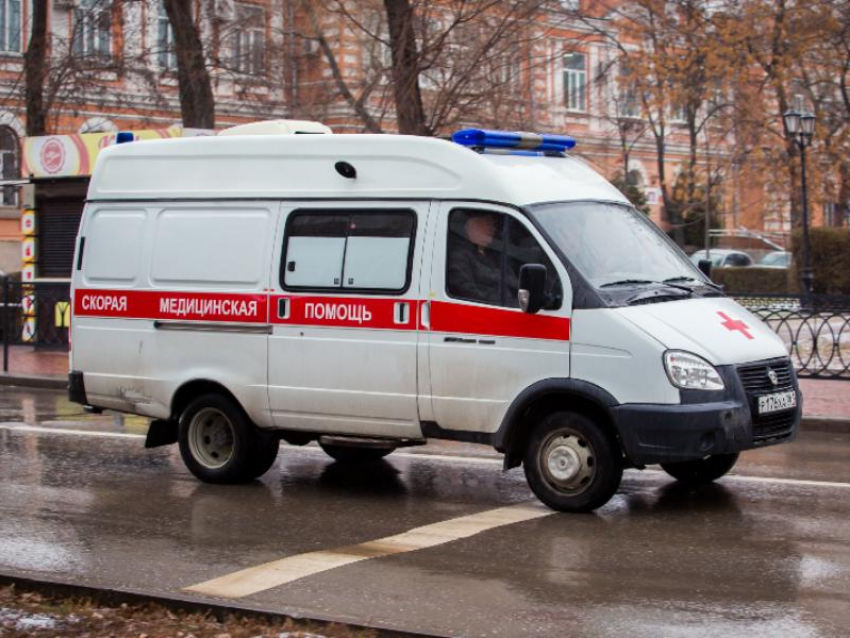 Водители двух Skoda не поделили дорогу и попали в больницу в Воронеже