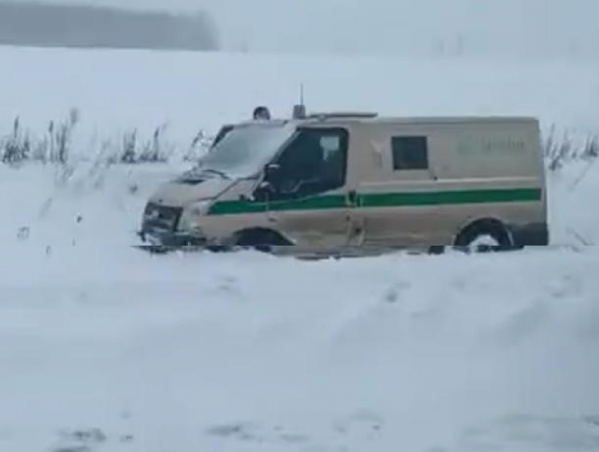 Под Воронежем на видео попала машина инкассаторов, улетевшая в кювет после ДТП