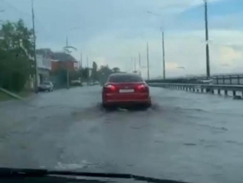 Машины глохнут и сходят с маршрута: набережная ушла под воду после ливня в Воронеже 