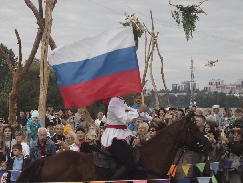 Яхты, шоу и улыбки: первый день «Города сада» в объективе воронежцев