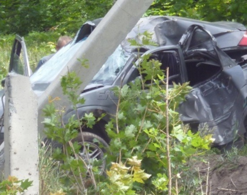 ДТП в Воронеже: иномарка снесла столб, в сети появилась видеозапись 