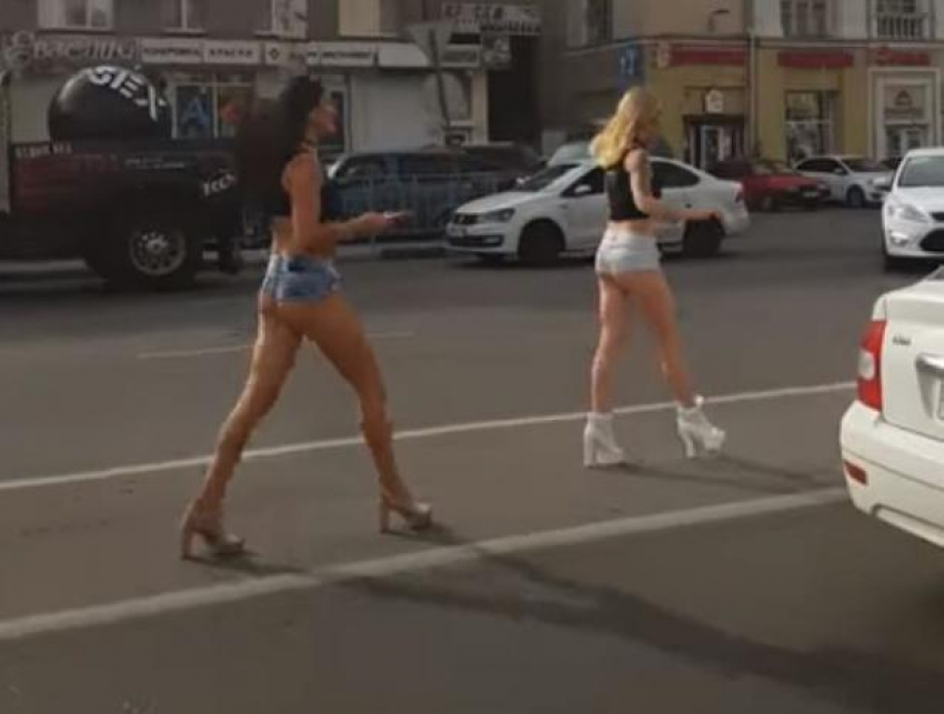 Две девушки с полуголыми ягодицами бродили посреди дороги в Воронеже