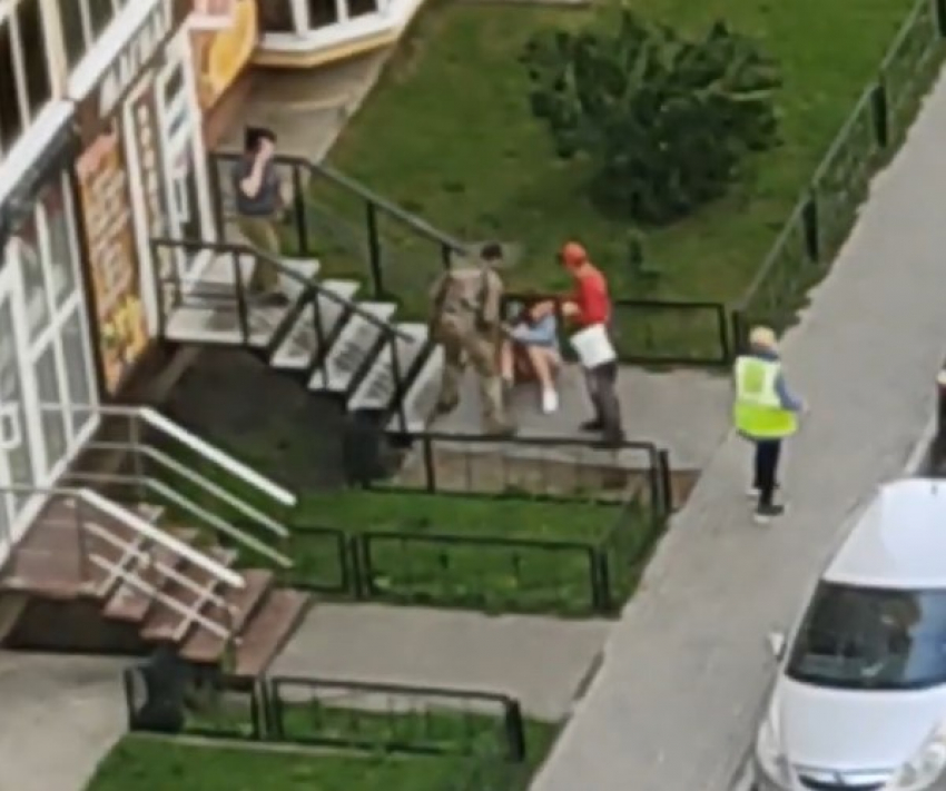 Жестокое избиение девушки мужчиной в камуфляже сняли на видео в Воронеже