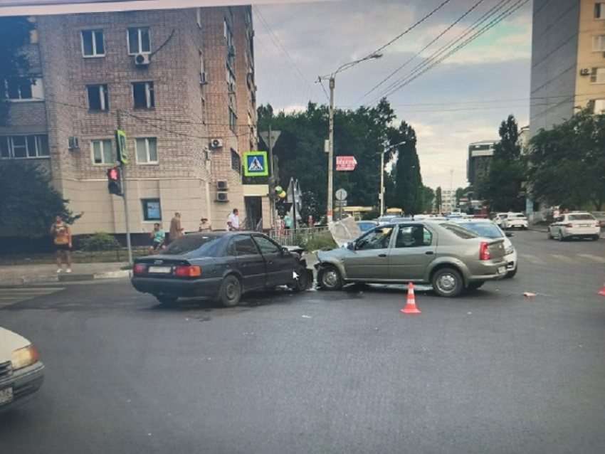 Двое мужчин и женщина пострадали в столкновении иномарок в Воронеже