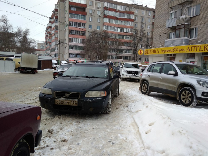 Наглый москвич на Volvo перегородил путь пешеходам в Воронеже