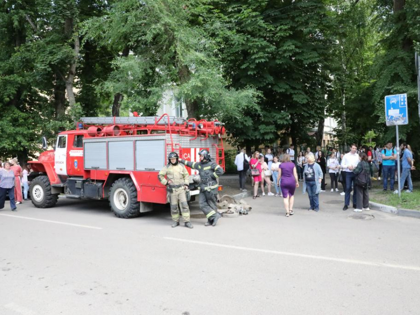 Воронежский медуниверситет эвакуировали из-за сообщения о минировании