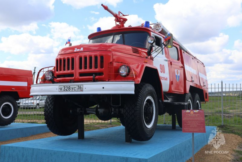 Пожарная машина, совершившая больше 5 тыс выездов, стала памятником в Воронеже
