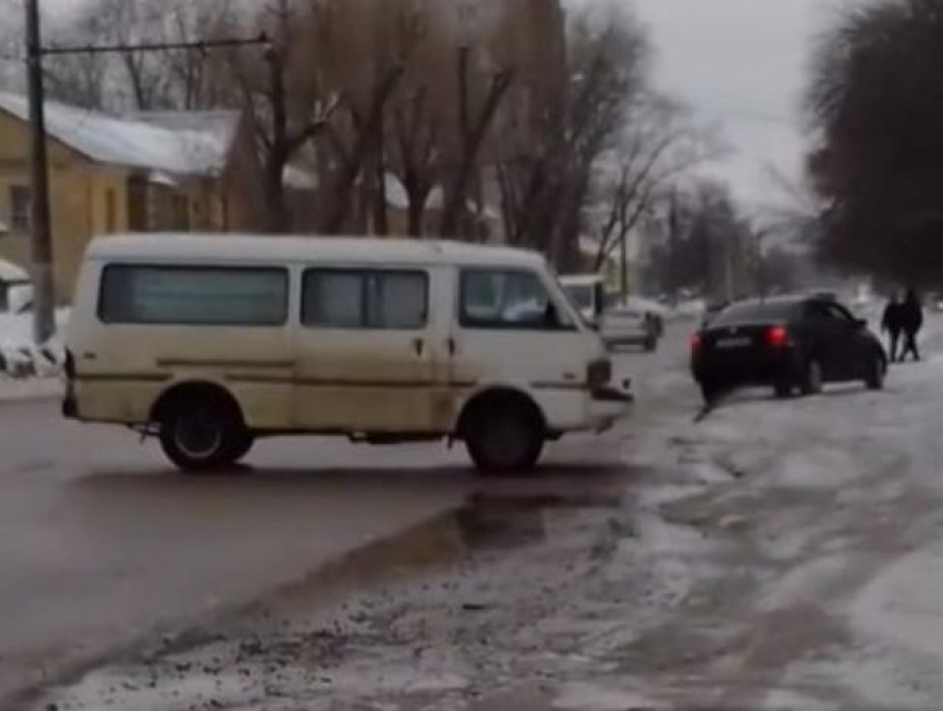 Фургон Mazda без водителя устроил хаос на дороге в Воронеже