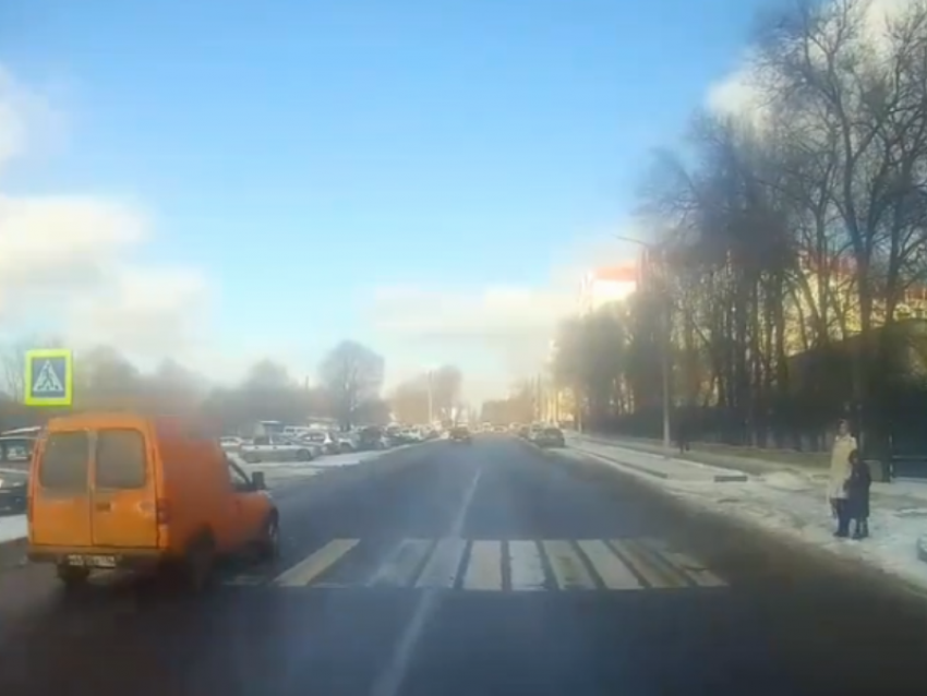 Безрассудный маневр оранжевого авто сняли на воронежской дороге