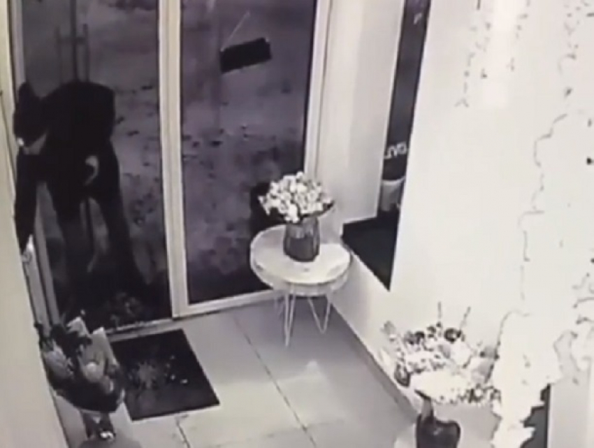 На видео сняли, как парень четко обокрал элитный салон цветов в Воронеже