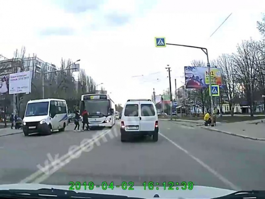 После хамского отношения к пешеходам в Воронеже оштрафовали маршрутчика