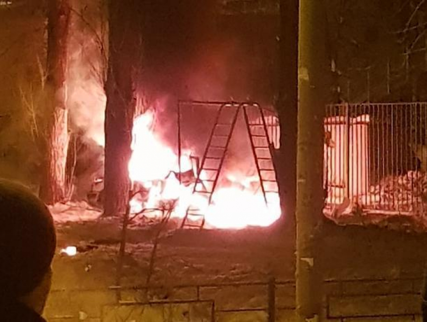 Воронежцы сообщили о взрыве машины возле лицея №3