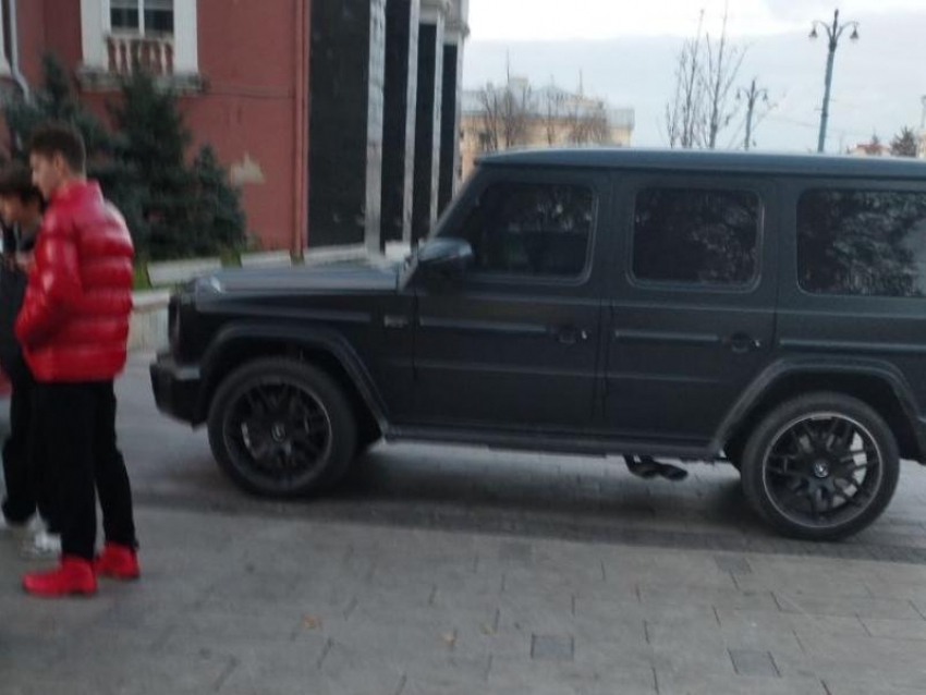 Странная парковка посреди тротуара на проспекте Революции возмутила воронежцев