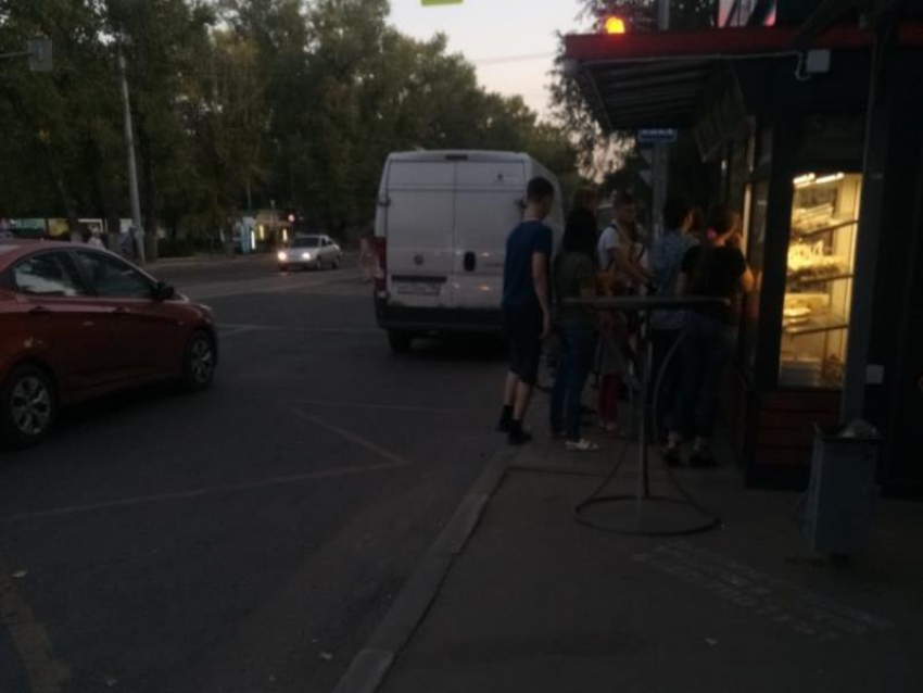 Киоск с фастфудом толкает  воронежцев под машины