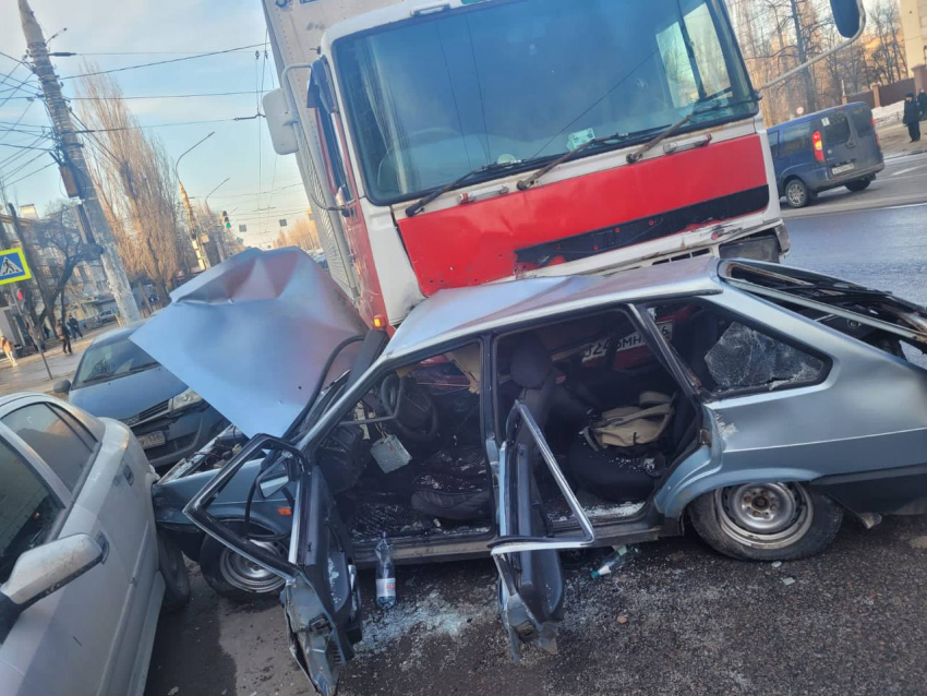 Lada всмятку: опубликовано фото массовой аварии в Воронеже