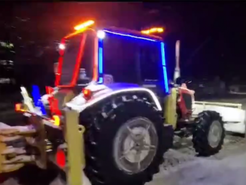 Герой-тракторист бесплатно вышел на борьбу со снегом в Воронежской области
