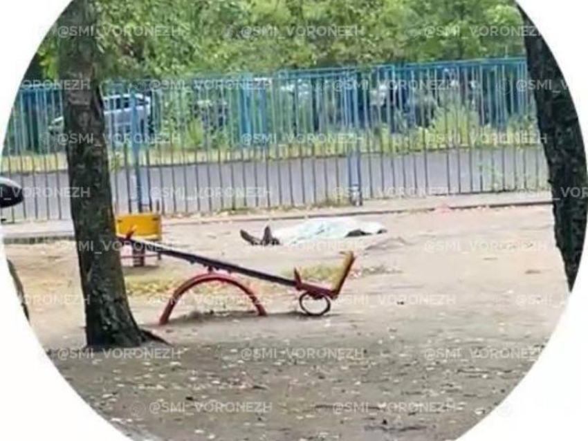 Мужчина умер на детской площадке в Воронеже