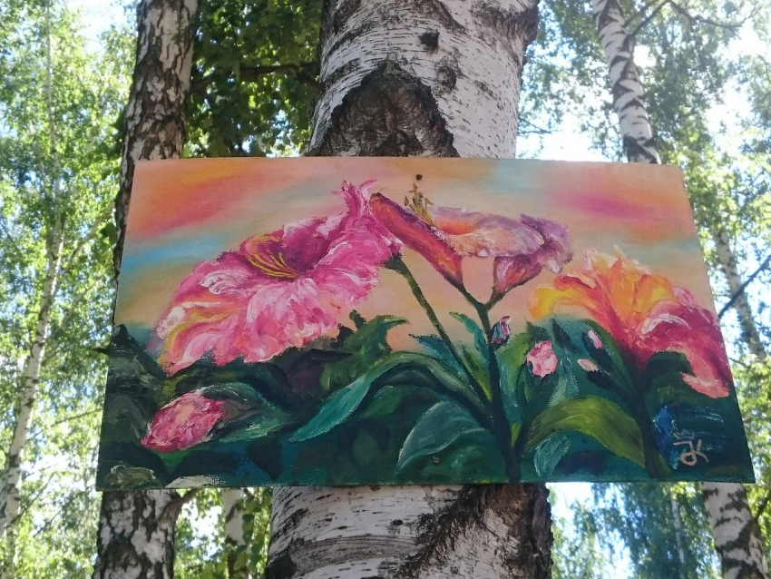 На юго-западе Воронежа неизвестный художник вешает на деревья картины