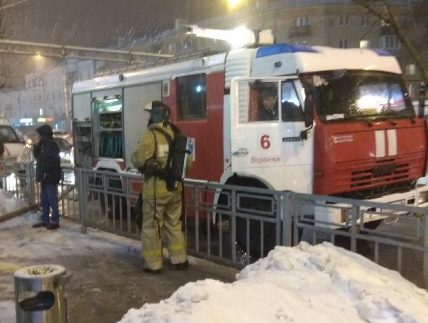 Скопление пожарных машин у ТЦ в Воронеже напугало жителей 
