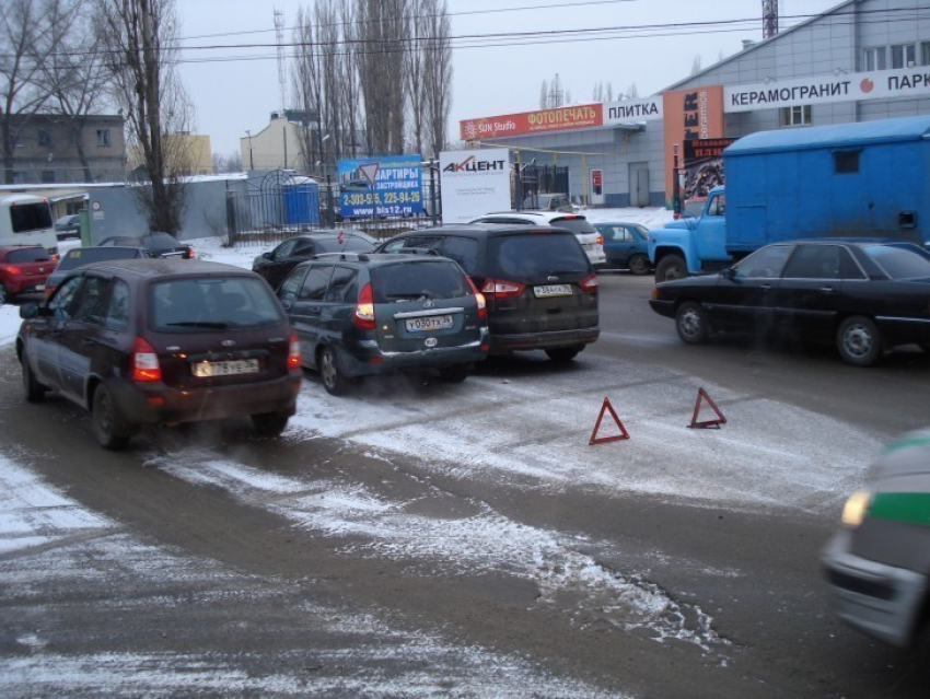 В Воронеже на улице Свободы столкнулись Лада и Форд