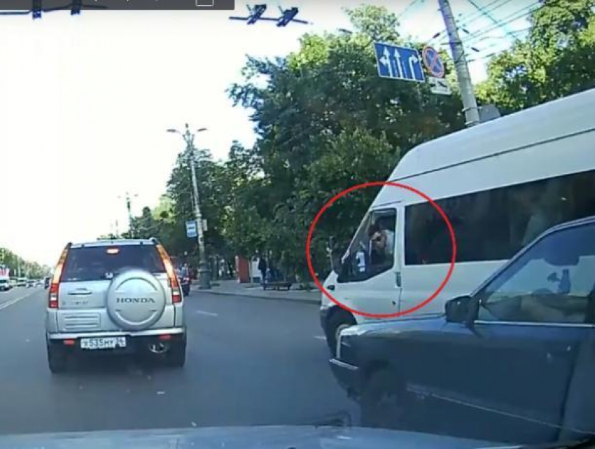 Маршрутчик оплевал легковушку и попал на видео в Воронеже