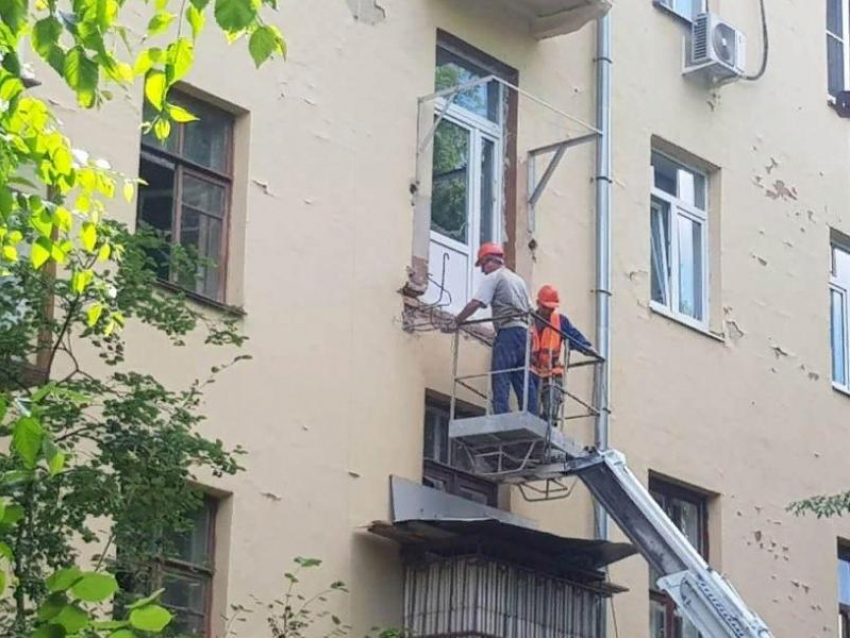 Прокуратура проверит падение фрагмента балкона в центре Воронежа 