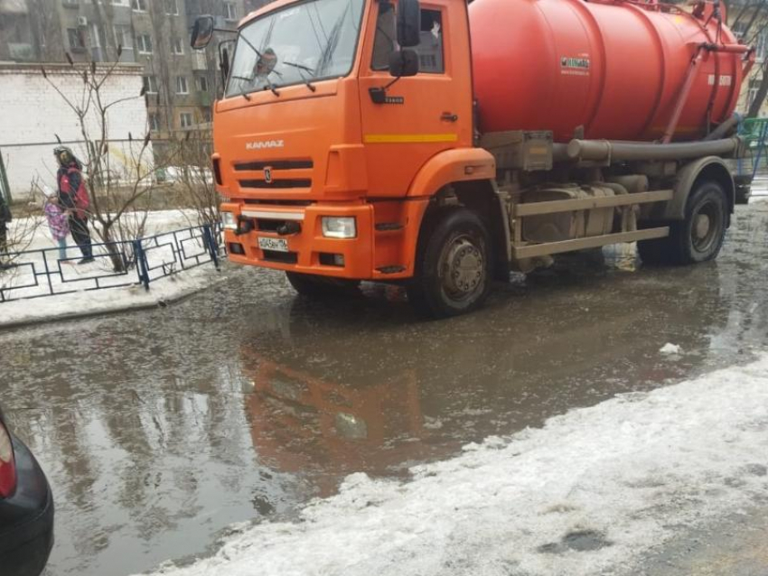 Лужу, заставившую школьников залезть на забор, откачали в Воронеже 