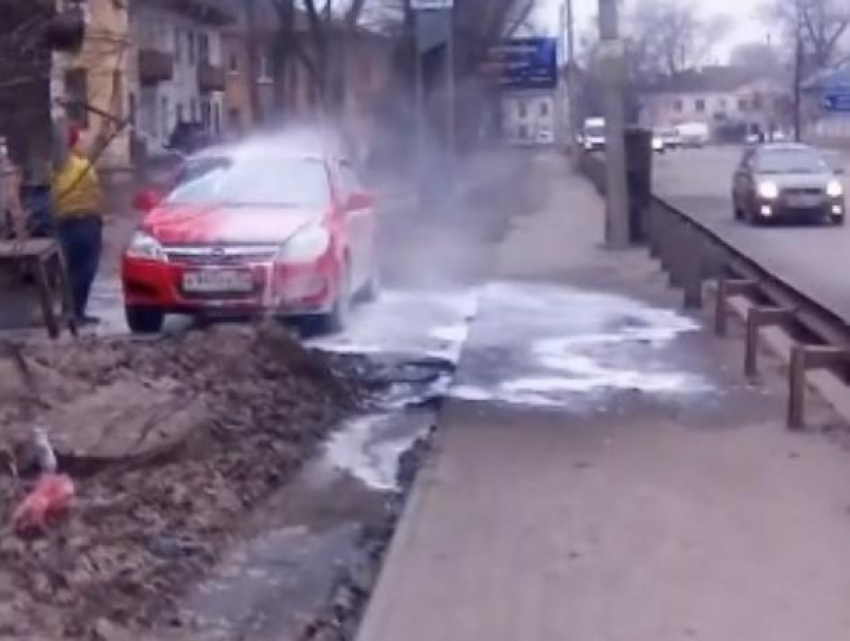 Воронежцев возмутила уличная мойка машин, попавшая на видео