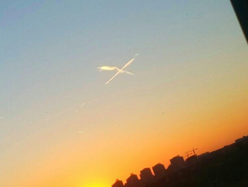 Странный крест в небе над Воронежем объяснили банально