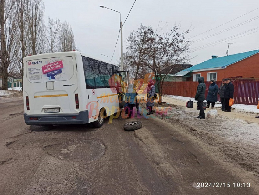 Ямы на дороге лишили маршрутку колес в Воронеже