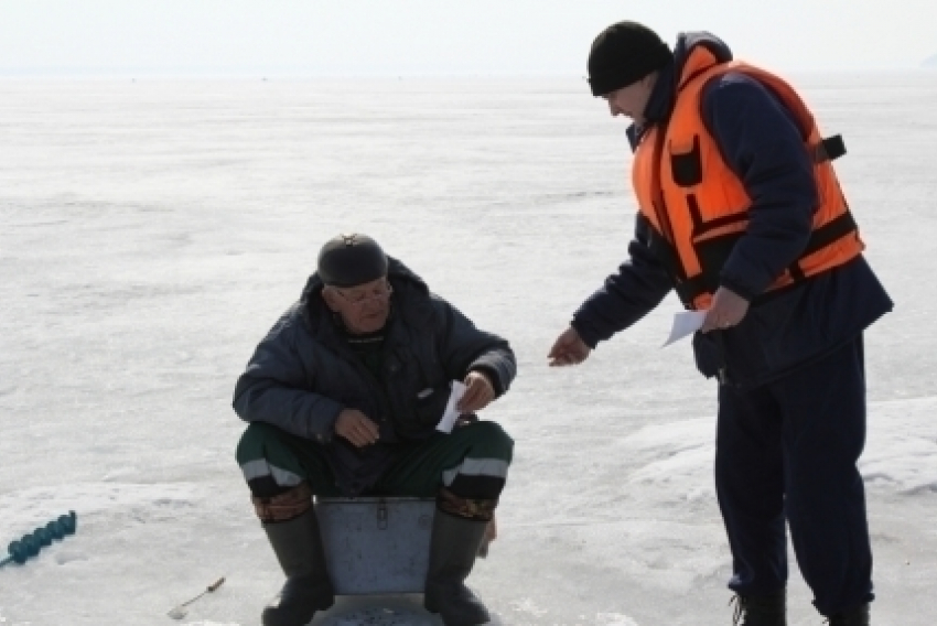 Спасатели в Воронеже в очередной раз за зиму провели профилактические беседы с рыбаками на льду