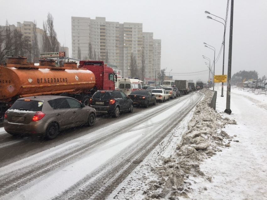 В Воронеже снегопад парализовал движение на окружной