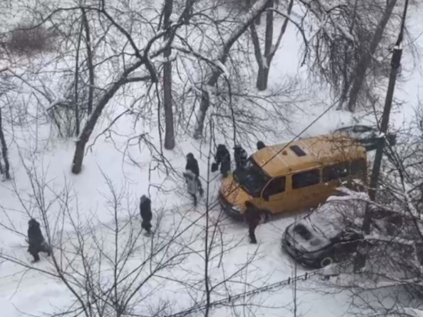 «Газель» с детьми застряла в Воронеже