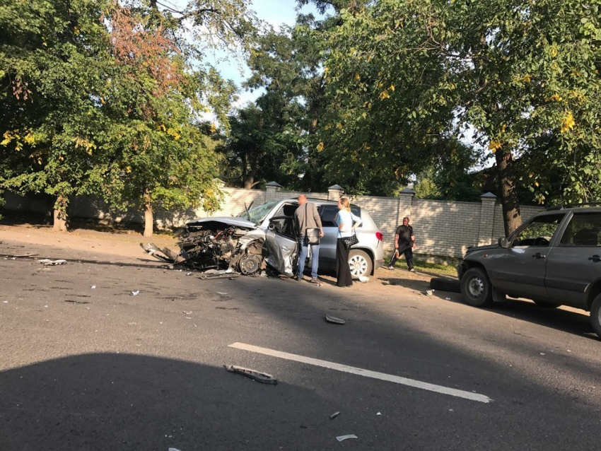 В массовом ДТП на Волгоградской в Воронеже столкнулись три автомобиля