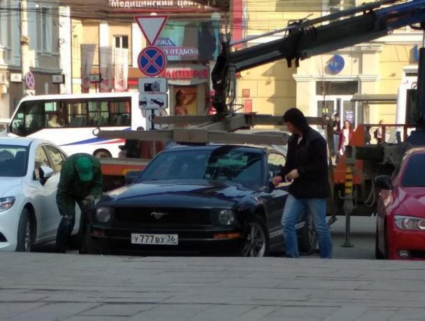 Эвакуация Mustang с блатными номерами обрадовала жителей Воронежа