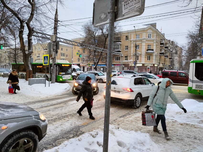 Массово вышедшие из строя светофоры вызвали ДТП и пробку на Московском проспекте в Воронеже