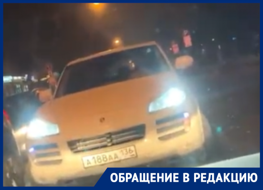 Porsche Cayenne с номером «ААА» фривольно обозначил свое превосходство на дороге в Воронеже