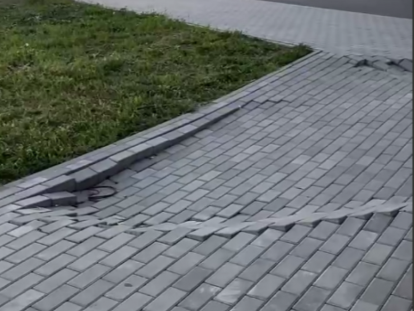 Тротуар «разволновался» в Воронеже
