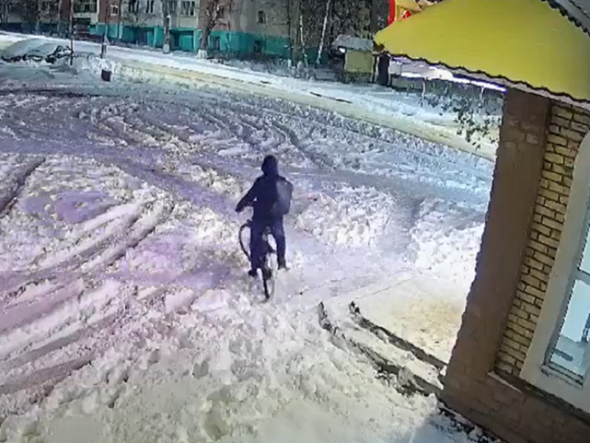 Угас и свалился набок: странная поездка на велосипеде попала на видео в Нововоронеже 