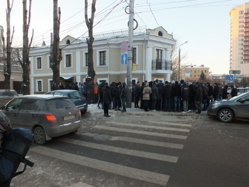 «Когда Василий лежал уже в луже крови, его окружили приезжие и, размахивая ножами, никого к нему не  подпускали»