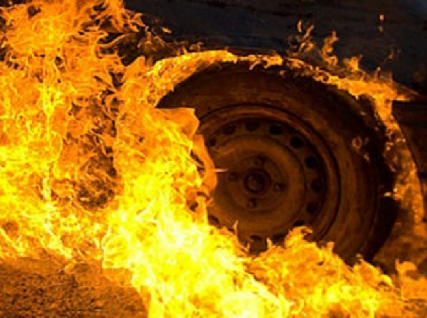 Ночной пожар уничтожил Audi A5 и повредил два автомобиля в Воронеже