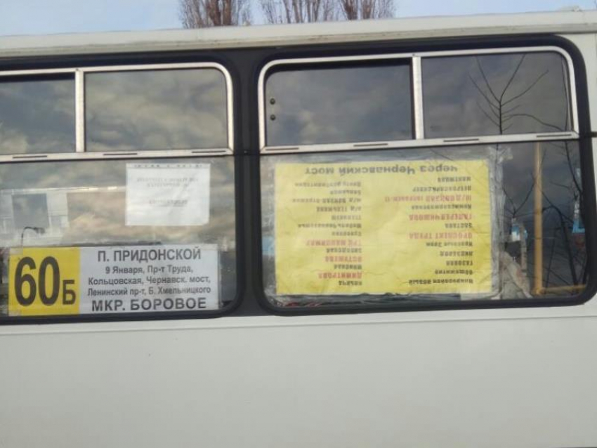 Список остановок издевательски прикрепили на пассажирский автобус в Воронеже
