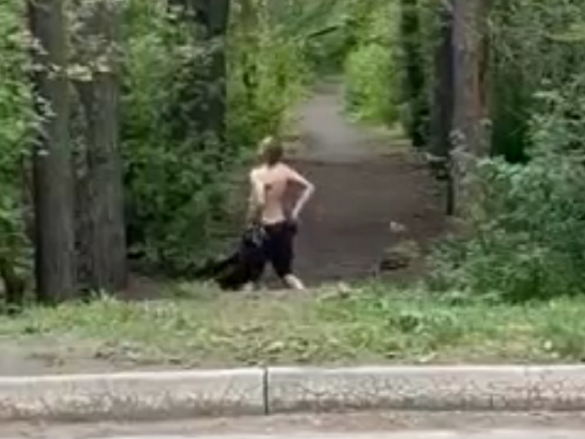 «Еее! Я уважаю!»: странный танец мужчины, подтягивающего шорты, сняли на видео в Воронеже 